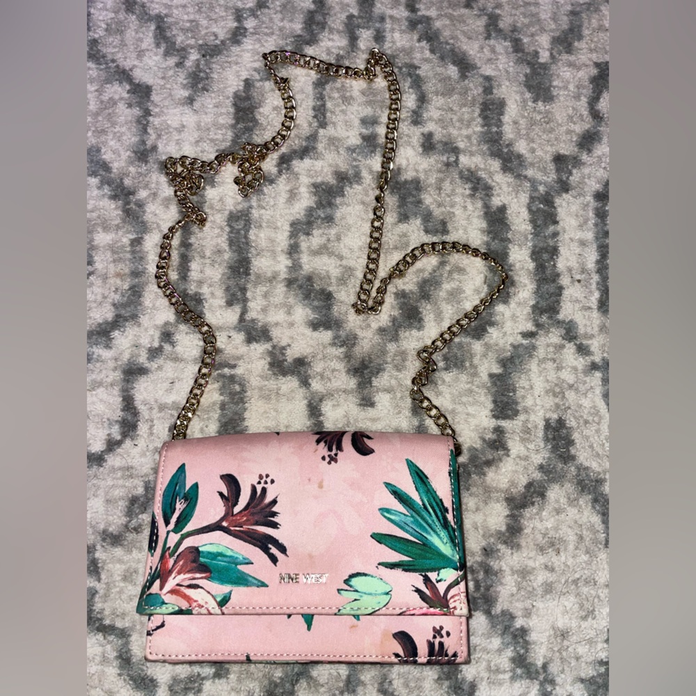 Nine West purse 👛 (has a gold plated chain) (still in great condition) - Picture 3 of 5